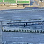 Die Rampe zum Parkdeck auf dem Dach des Verteilzentrums hat eine Heizung eingebaut, um die Fahrbahn bei nasskalter Witterung vor Glätte zu schützen.