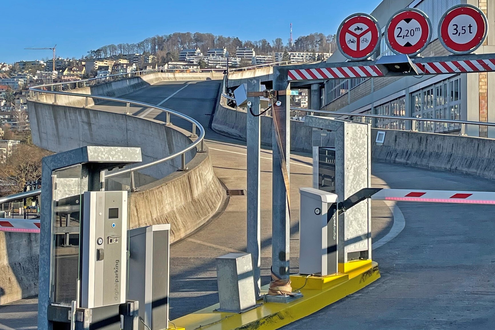 Migros sichert Rampe gegen Glätte und spart Energie mit angepasstem Straßenwetter-System